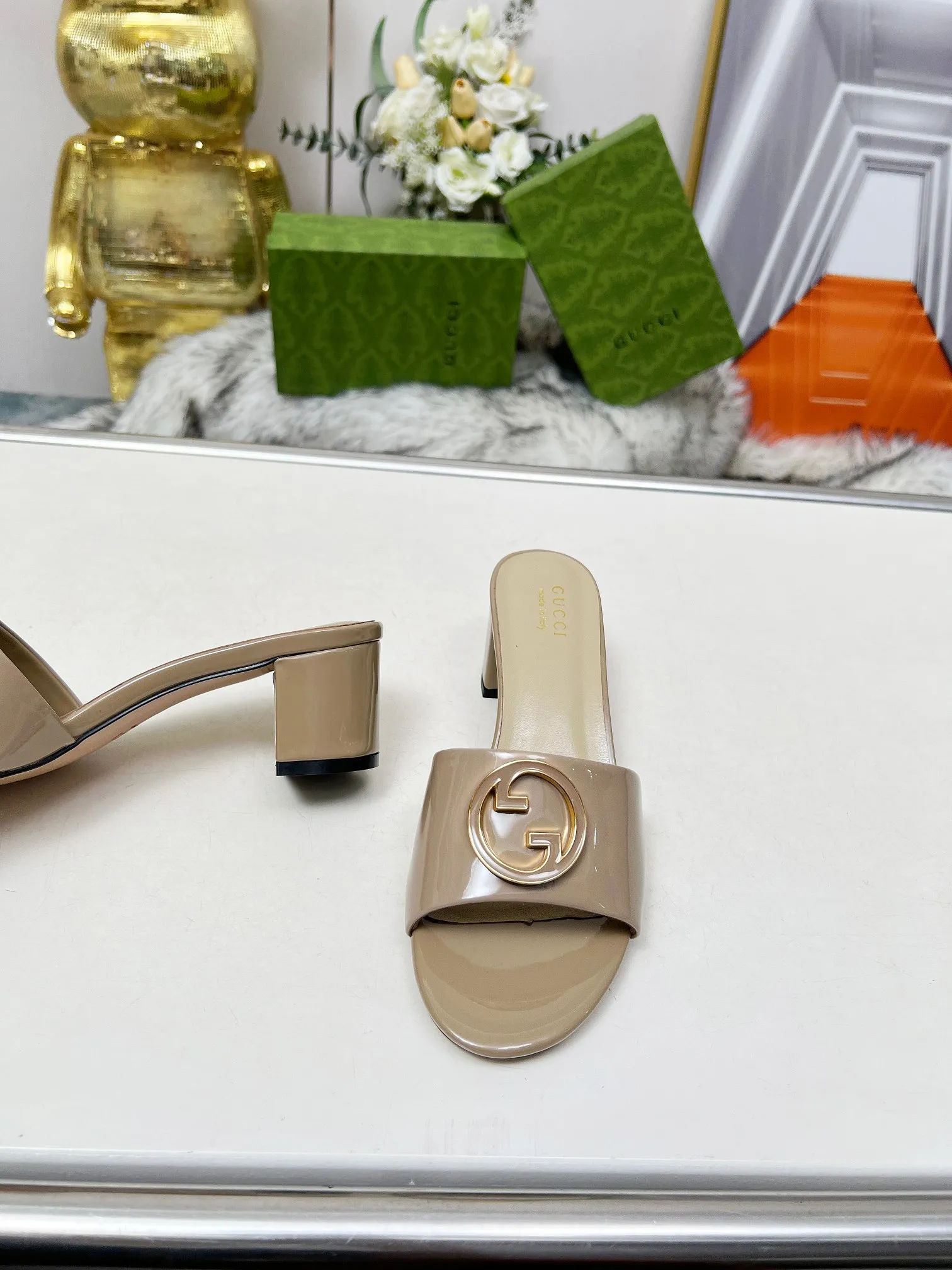 👟👟Ex-factory price 360👟👟 Genuine leather sole +40 Gucci 𝟐𝟎𝟐5 new spring and summer double G buckle round toe medium heel slippers, this G family series of slippers are so beautiful, high-end must buy~ The double G Logo is so beautiful on the feet, a classy style! The buttons have the GUCCI logo. Fabric: Cowhide Lining: Sheepskin lining Sheepskin pad Heel height: 5CM Sole: Italian genuine leather outsole Size: 35-44 [42 43 44 customized]